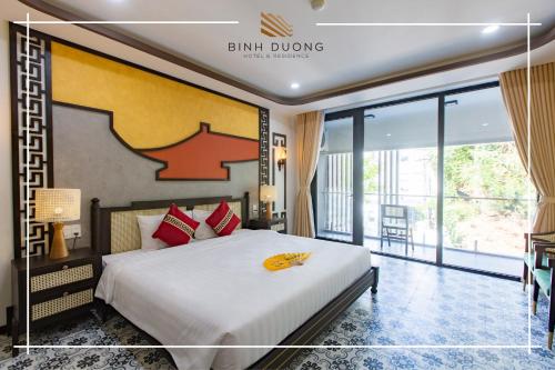 Giường trong phòng chung tại Binh Duong Hotel