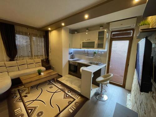 una cucina e un soggiorno con divano e tavolo di Guest House Amore a Sandanski