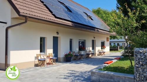 uma casa com painéis solares no telhado em Nona BB em Postojna