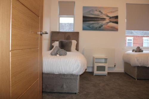 Katil atau katil-katil dalam bilik di Beautiful, Spacious, Old Trafford home