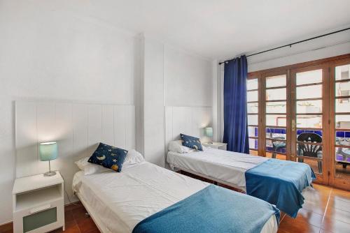 1 dormitorio con 2 camas y balcón con vistas. en Garden City, en Costa de Adeje