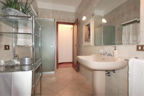 y baño con lavabo y ducha. en B&B Monteverdi, en Bérgamo