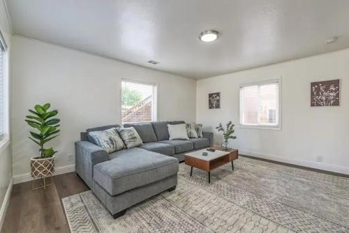 3 miles to SFO outlet mall 4 BD 2 BA Free parking