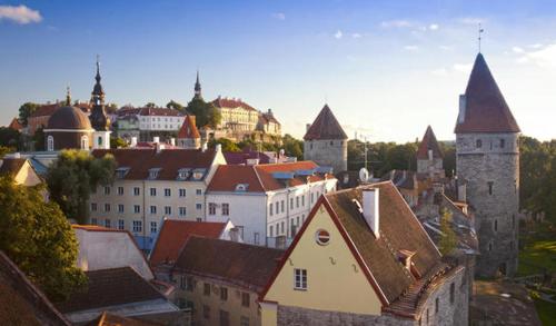 Pemandangan umum bagi Tallinn atau pemandangan bandar yang diambil dari apartmen