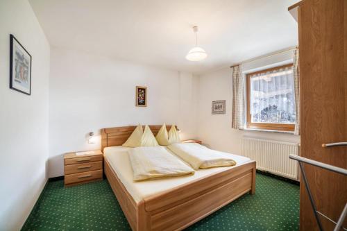 sypialnia z łóżkiem i oknem w obiekcie Roath Hof Ferienwohnung 1 w mieście Schenna