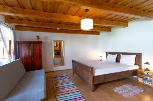 een slaapkamer met een bed en een houten plafond bij Veseud11 in Veseud-Agnita