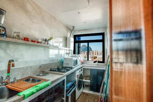 A kitchen or kitchenette at Apartamento Frente da praia Barra Bella Beach
