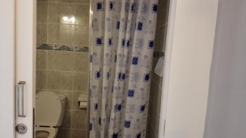 a shower curtain in a bathroom with a toilet at Apartamento Tosca Mar in Moraira