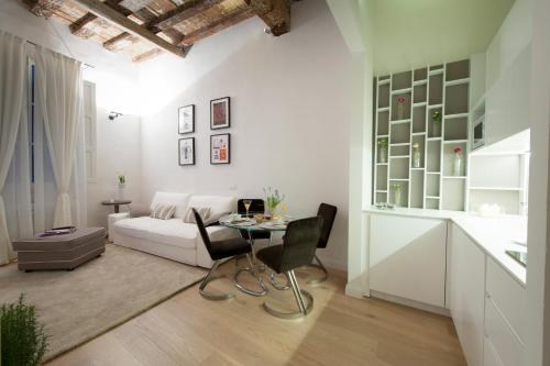 フィレンツェにあるApartments Florence - Federighiのリビングルーム(白いソファ、テーブル付)