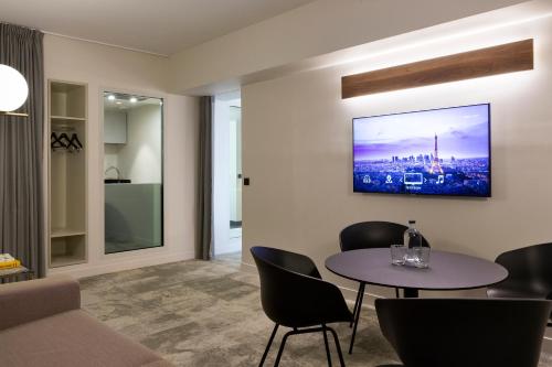 Televisyen dan/atau pusat hiburan di Pullman Paris Montparnasse