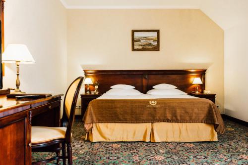 Un pat sau paturi într-o cameră la Turówka Hotel & Spa