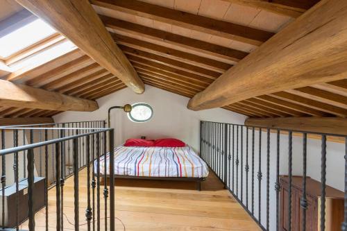 Giường trong phòng chung tại Casa ridente nella valle del Menotre con giardino