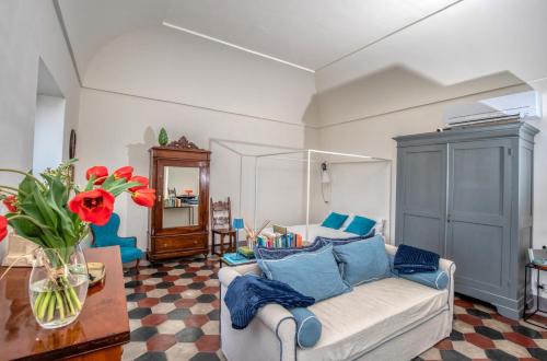 salon z kanapą i stołem w obiekcie Casa Cantasol - Capri w mieście Capri