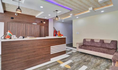 a lobby with a counter and a couch at Itsy Hotels Royal Galaxy - 3 km From Sangam in Jahāngīrābād