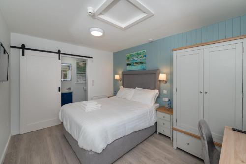 Säng eller sängar i ett rum på Belvedere House Cork Guest House