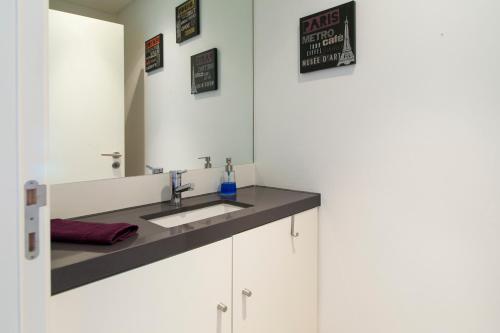 Kitchen o kitchenette sa ALTIDO Lux and Spacious 1BR home with huge terrace, 5mins to Academy of Sciences