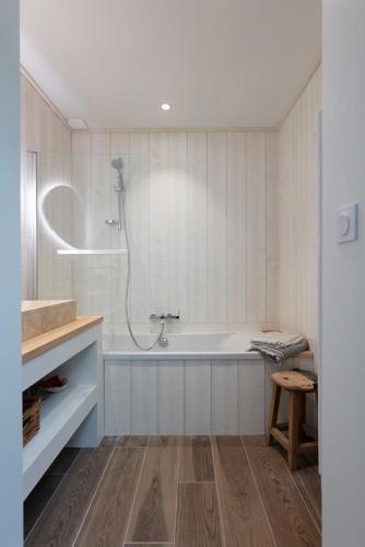 une salle de bain blanche avec une baignoire et une douche dans l'établissement AOD UHEL - Villa de Charme, Plage 20m - S24, à Carnac