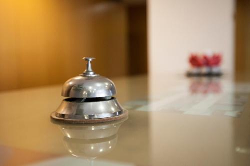 a metal object on top of a glass table at Hotel Dunas d'Ovar in Ovar