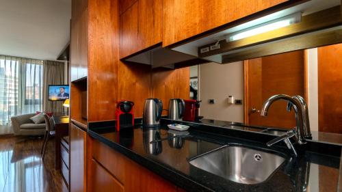 Select Elegant Apartments by Time Hotel & Apartments tesisinde mutfak veya mini mutfak
