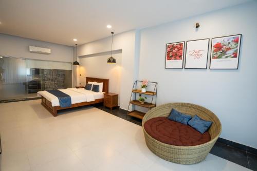 Een bed of bedden in een kamer bij Alice Villa Hotel