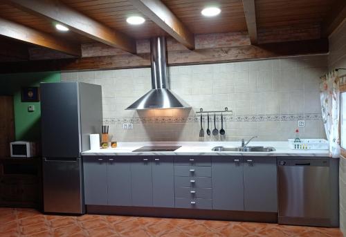 cocina con fregadero y fogones en Casa Aldea, en Griegos