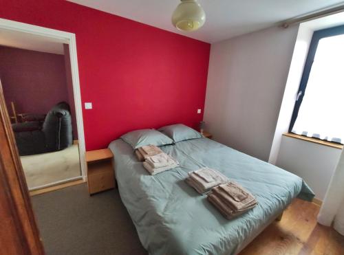 een slaapkamer met een bed met twee handdoeken erop bij Le Cactus Orange Appartement 2 à 4 personnes avec entrée indépendante in Cressensac