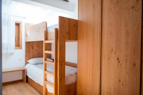 福爾加里亞的住宿－Residence Hotel Casa Alpina Serrada，客房设有两张双层床和一张床。