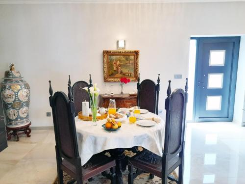 a dining room with a table with fruit on it at Cerca da Estrela in Matança