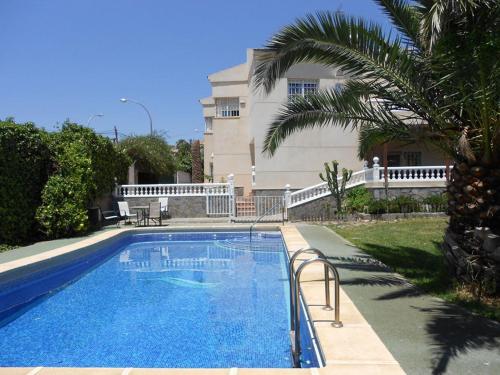 AMPLIO CHALET INDEPENDIENTE, CON JARDÍN Y PISCINA PROPIA ...