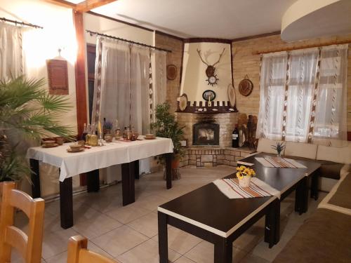 un soggiorno con 2 tavoli e un camino di Monte grego a Slava Rusă