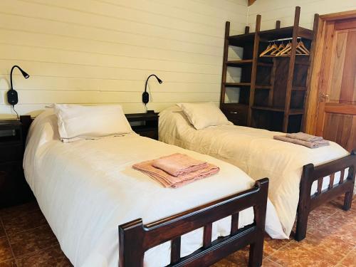 Tempat tidur dalam kamar di Fly Fishing Cabin, River Coast.