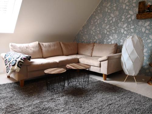 sala de estar con sofá y mesa en Ferienwohnung Gebauer, en Hornbach