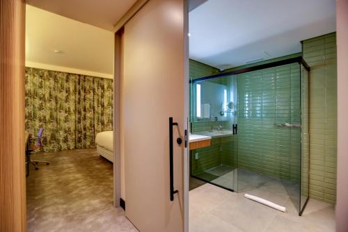 Ванная комната в Hilton Garden Inn Rebouças