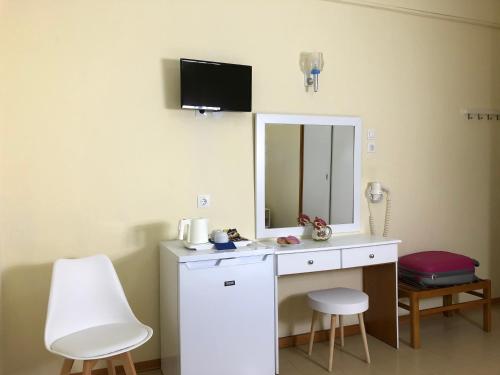 TV a/nebo společenská místnost v ubytování Laios Hotel (Adults Only)