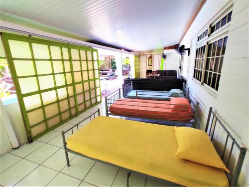 a small balcony with a bench and a couch at MOOREA - Fare Te Utuafare in Hauru