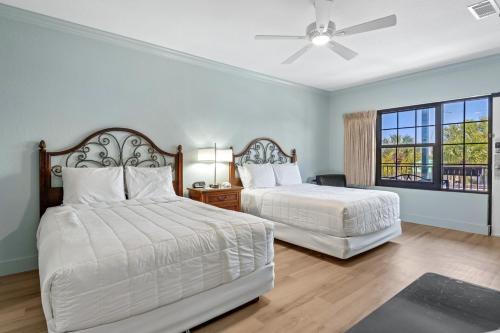 Кровать или кровати в номере Beachside Inn