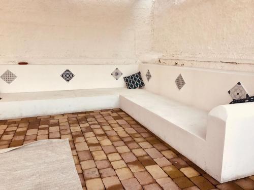eine Ecke eines Zimmers mit einer weißen Couch in der Unterkunft Al Meriggio Apartments in Brucoli