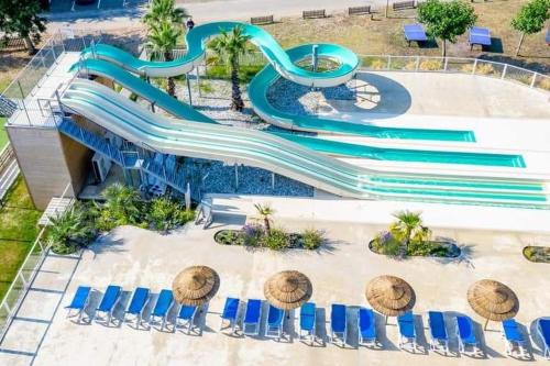 an image of a water slide at a resort at mobil home - camping les dunes de Contis in Saint-Julien-en-Born