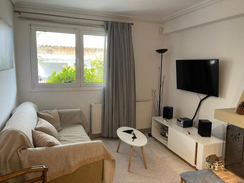 Televízia a/alebo spoločenská miestnosť v ubytovaní Kalimera Alimos Apartment