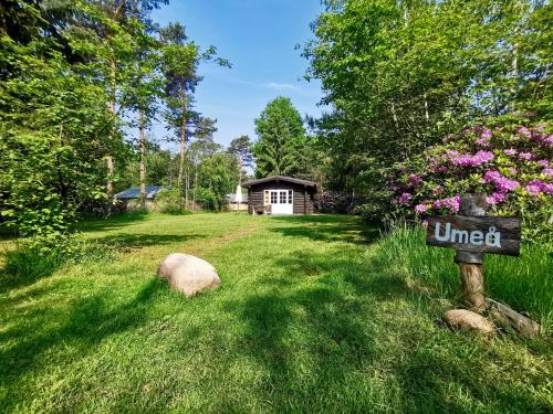 a yard with a sign that reads united at Scandinavian Lodges (by Outdoors Holten) in Holten