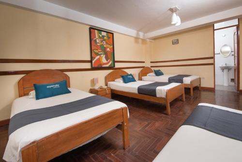 um quarto de hotel com duas camas em um quarto em Ayenda Posada Inn em Cusco