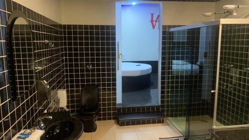 A bathroom at Versat Motel