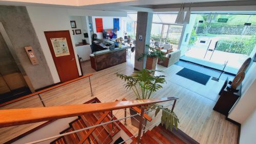 - Vistas a una habitación con escalera y vestíbulo en Habitat Suites Hotel, en Pereira