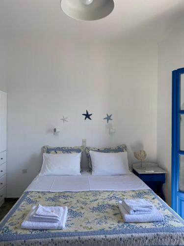 1 dormitorio con 1 cama con 2 toallas en Cavos Studio by the sea (West) en Drios