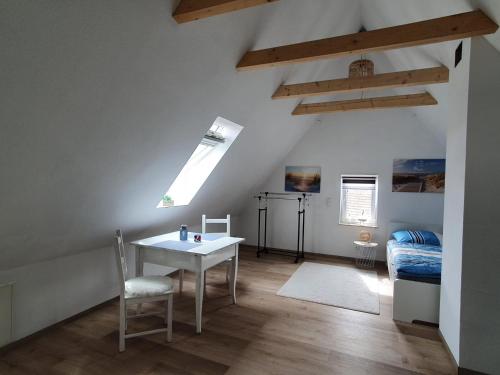 Habitación con mesa blanca y cama en Ferienwohnung Deubetal 10, en Stadtilm