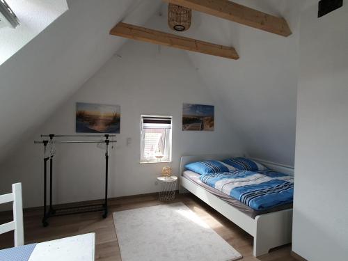 1 dormitorio con 1 cama en la esquina de una habitación en Ferienwohnung Deubetal 10, en Stadtilm