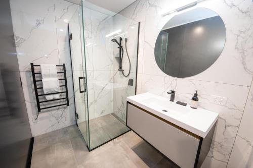 Brookside Central Wanaka Luxury Apartment tesisinde bir banyo