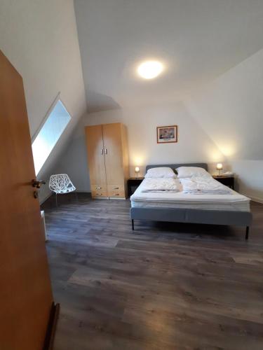 Postel nebo postele na pokoji v ubytování Ferienwohnung Langenberg Altstadt WiFi Netflix