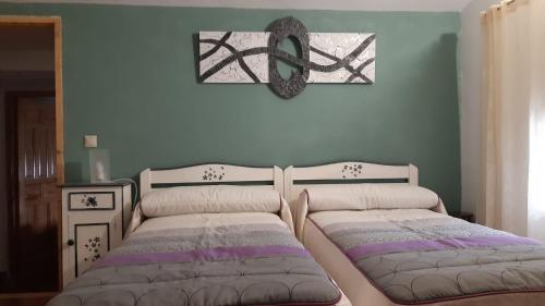 two beds sitting next to each other in a bedroom at Casa Rural San Miguel in Saúca