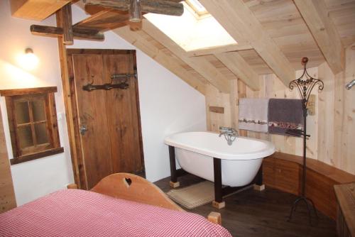 A bathroom at Chalet Pomme de Pin